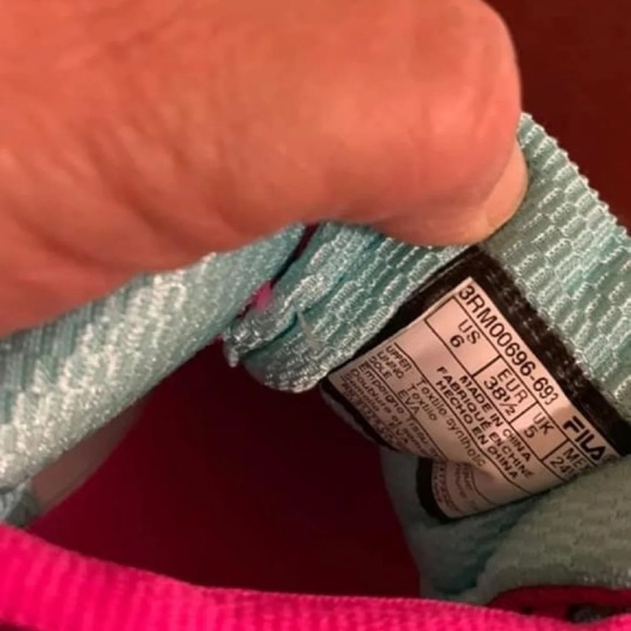 FILA SHOES SIZE ( 6y like adult 8 ) - Picture 4 of 5